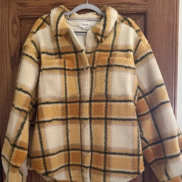 Bandier x Sincerely Jules, Women Aspen Sherpa Jacket in Amber Plaid Shac… - Picture 4 of 7